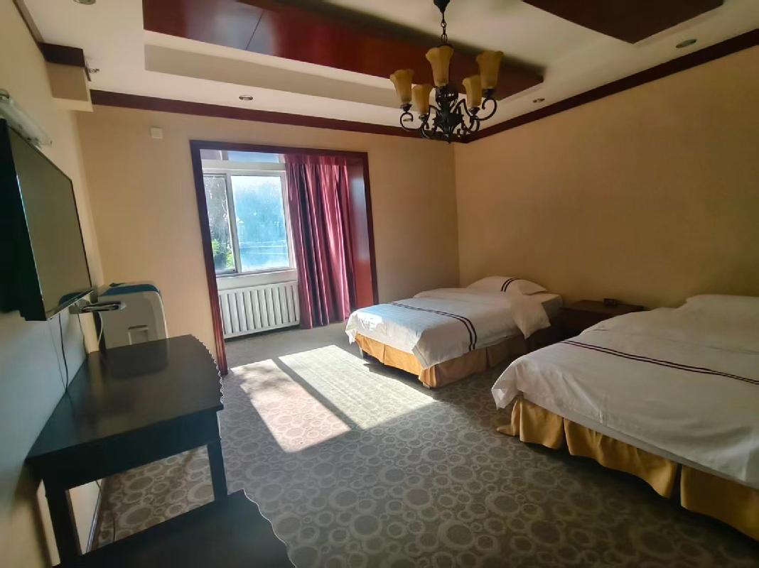 新源县万和源生态旅游公司位于新源县恰普河路贵宾馆1号楼约7190㎡对外招租，租期一年