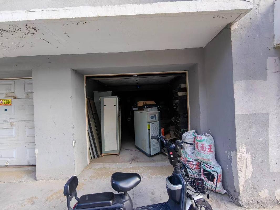 二连浩特市新华大街与诚信路交汇处的大红鼎小区4号楼7套车库分别转让（中国建设银行股份有限公司锡林郭勒分行）