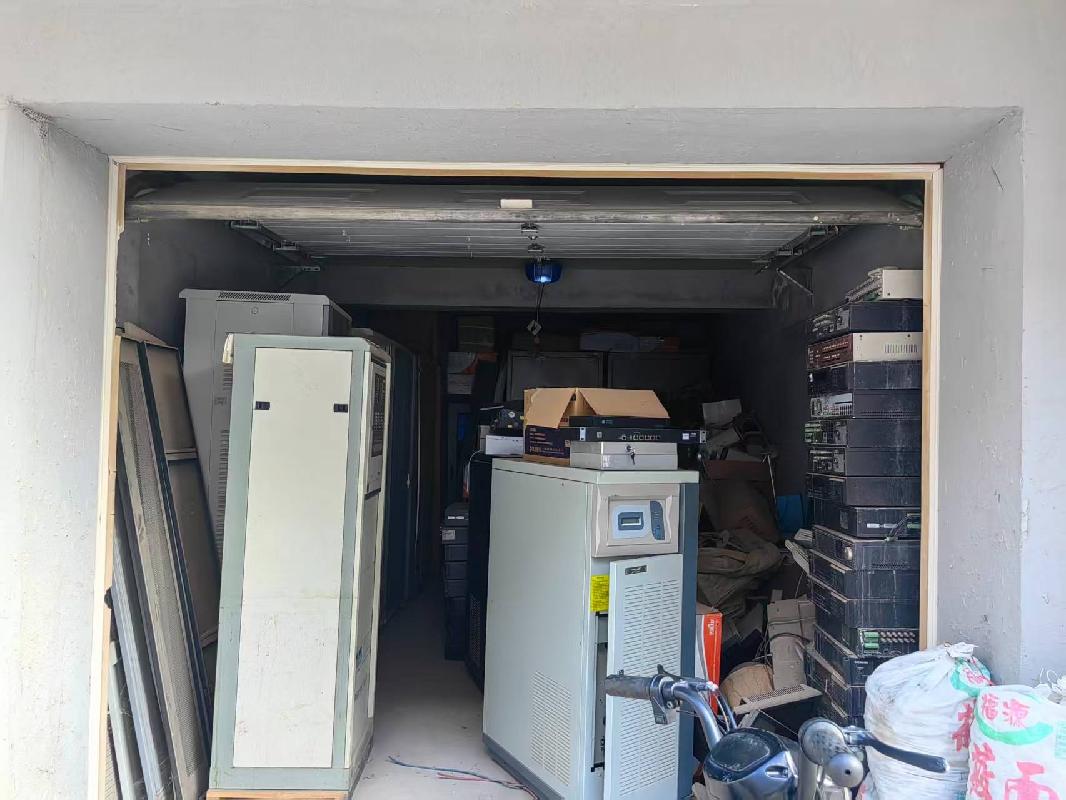 二连浩特市新华大街与诚信路交汇处的大红鼎小区4号楼7套车库分别转让（中国建设银行股份有限公司锡林郭勒分行）