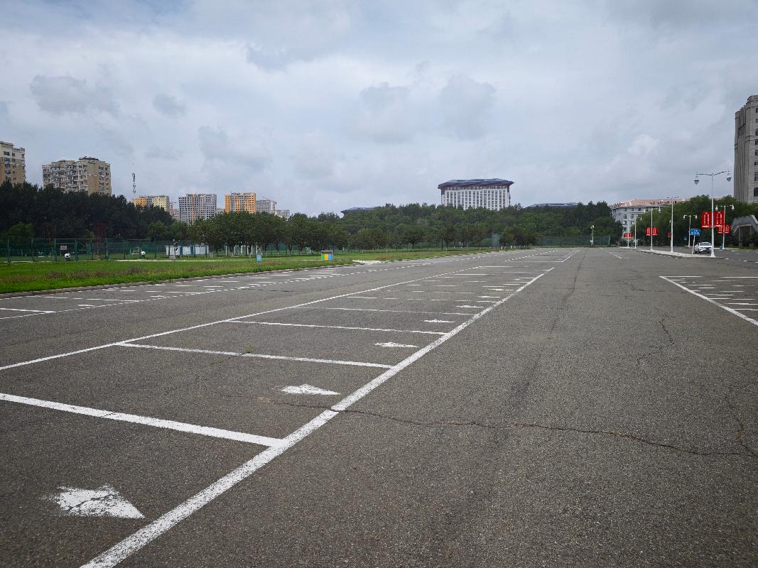 哈尔滨商业大学江南、江北校区520个停车泊位场地（含门禁系统及设备）捆绑招租交易公告