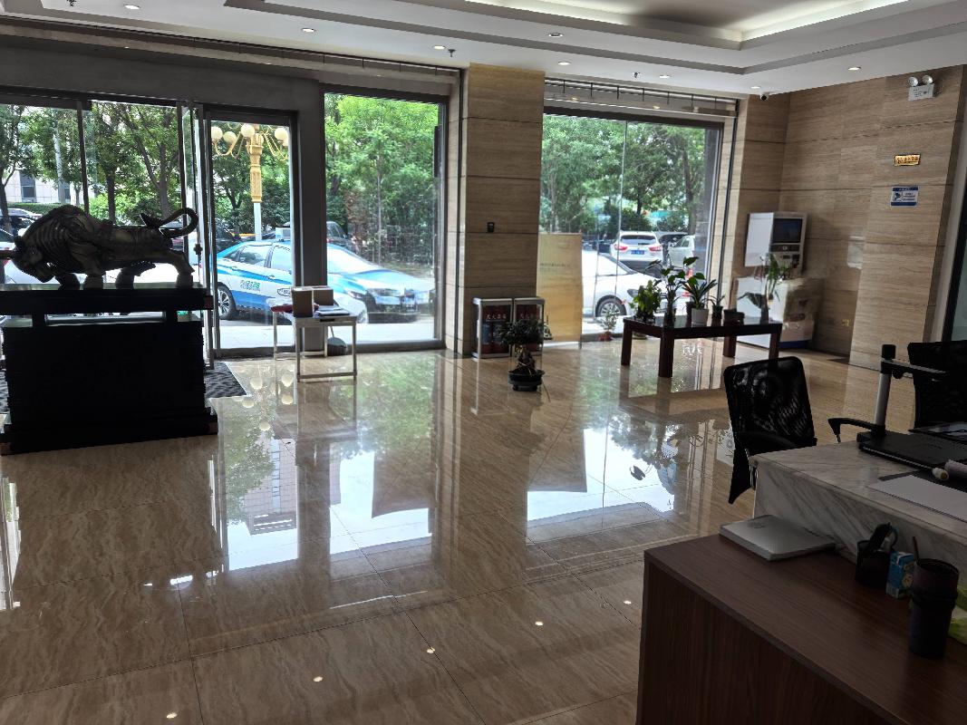 呼和浩特市赛罕区如意西街23号日信华宸大厦一楼476.6㎡临街底商出租