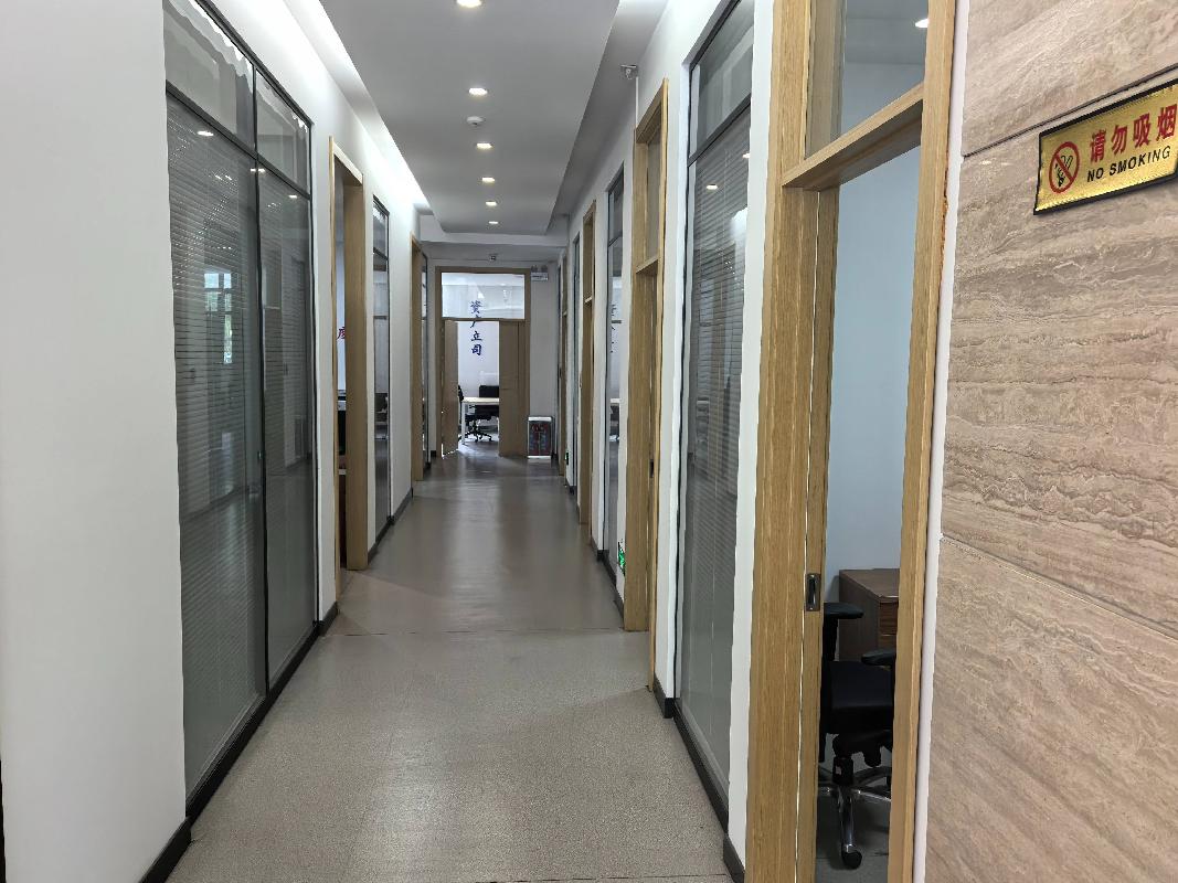 呼和浩特市赛罕区如意西街23号日信华宸大厦一楼476.6㎡临街底商出租