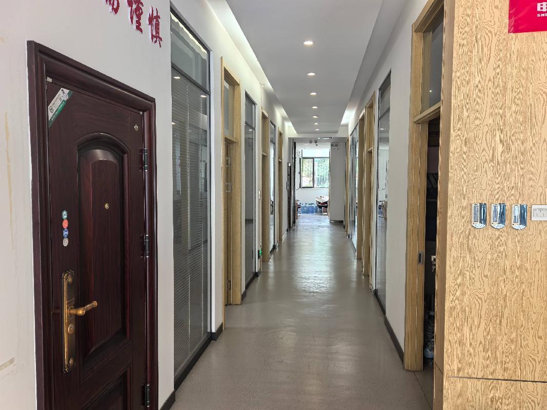 呼和浩特市赛罕区如意西街23号日信华宸大厦一楼476.6㎡临街底商出租