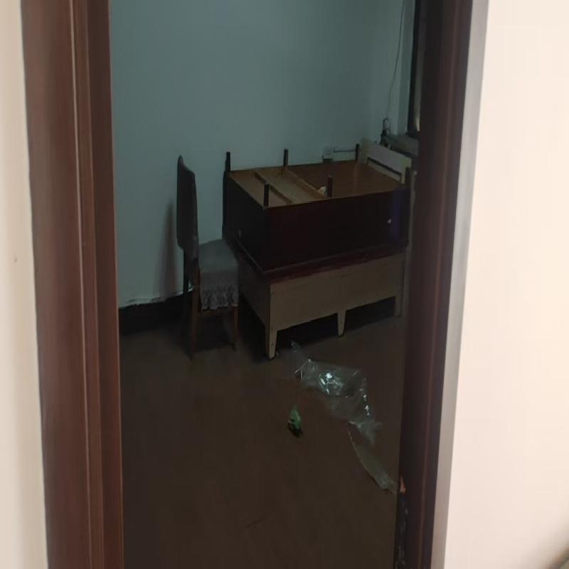 包头市铁西区芳草路农行宿舍楼一楼底店3间出租