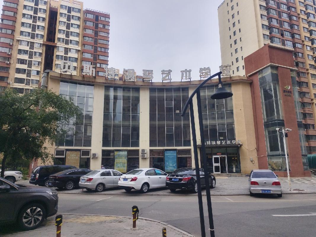 [包头市]包头市高新区恒为路5号鹿港小镇花园会所-101、102、103、104、105打包转让项目