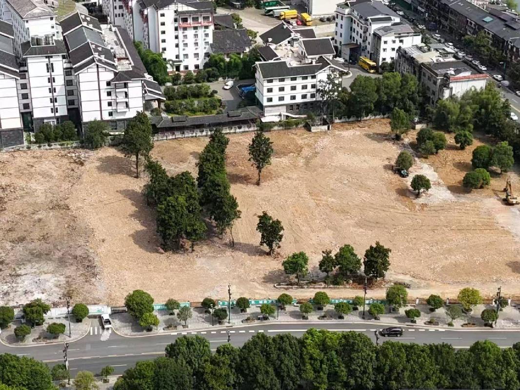 张家界市武陵源区军地坪街道桂花路与武陵路交汇处17,492.28m2商服用地出租项目(国资监测编号GR2026HN1002817)