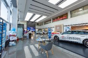 东胜区铜川镇铜川三路南铎瑞路虎旗舰店1号楼101、102商业房产公开转让市场询价