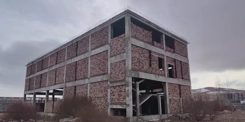 巴彦花镇白音华能源化工园区生活区白音华如意中心花园会所土地及地上建筑物整体转让