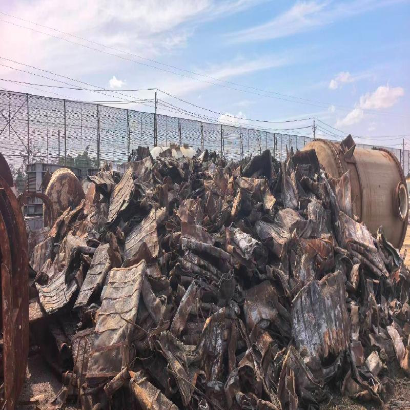 约25.6吨报废电解槽（石墨阳极）、1.28吨报废电解槽（隔膜网）、38.4吨报废电解槽（废铁）分别转让（中盐内蒙古化工钠业有限公司）