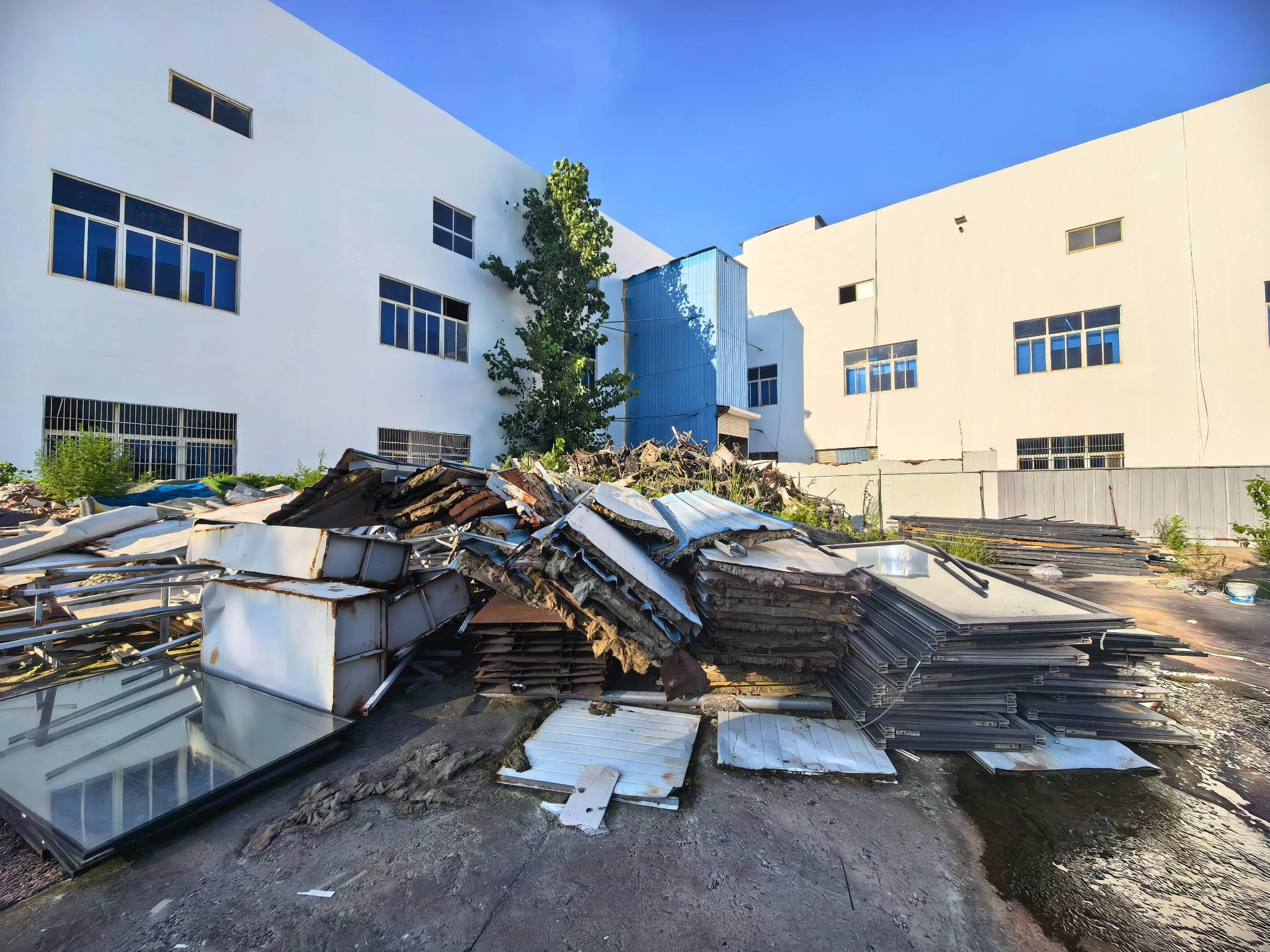 [淮安市]原凯盛家具城主楼后侧空地废铝合金转让公告