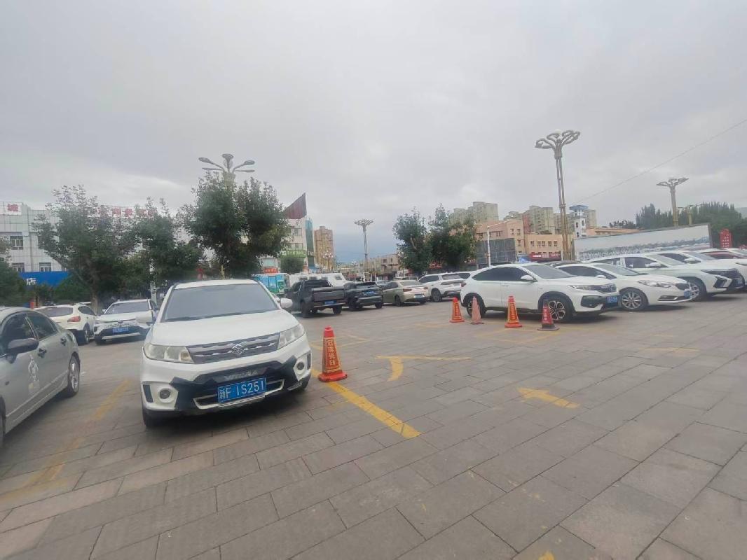 新源县明寰新能源科技有限公司位于新源县恰普河路电影院地面停车场约1200㎡场地对外招租，租期三年