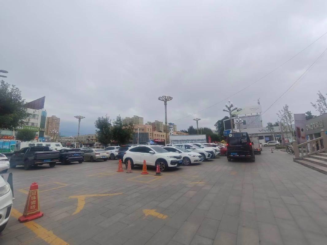 新源县明寰新能源科技有限公司位于新源县恰普河路电影院地面停车场约1200㎡场地对外招租，租期三年