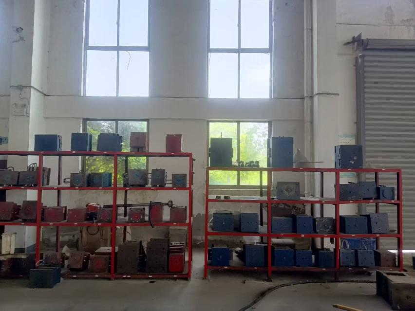 管件模具、垃圾桶模具转让公告
