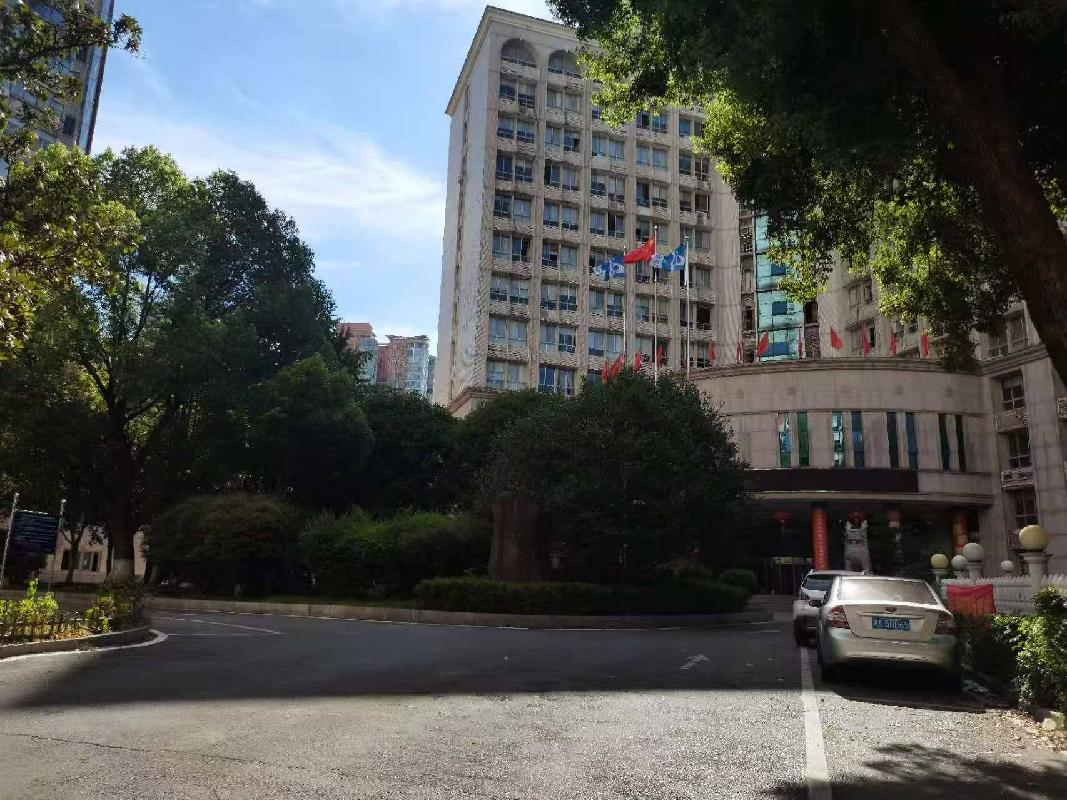 【湖南六建】长沙市天心区金盆岭街道劳动西路296号（证载257号）智能化办公楼及地面停车场、停车位(含智能机械车库)以及篮球场等附属配套设施(国资监测编号GR2026HN1003025)