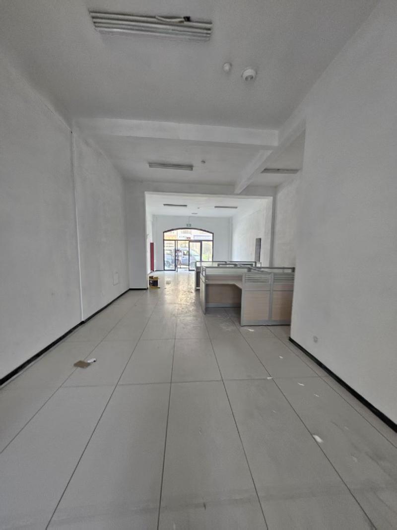 巴彦淖尔市临河区鸥洲假日B区-1号楼101室转让