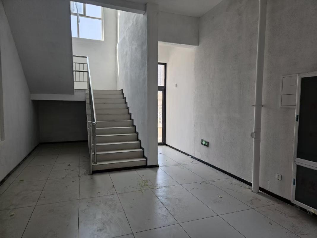 巴彦淖尔市临河区鸥洲假日B区-1号楼105室转让