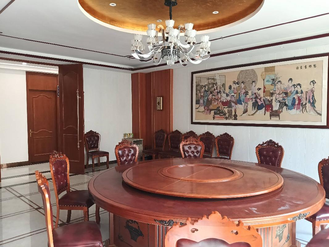 申玉霞转让位于乌鲁木齐市水磨沟区昆仑东街1106号公园南湖·昆仑公馆1号底商住宅楼商业201