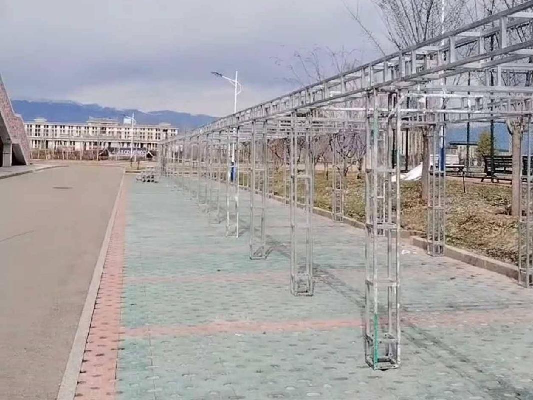 [伊犁哈萨克自治州]新源县光影影视文化有限责任公司位于伊犁州新源县体育馆室外场地（面积约600㎡）对外招租，租期三年