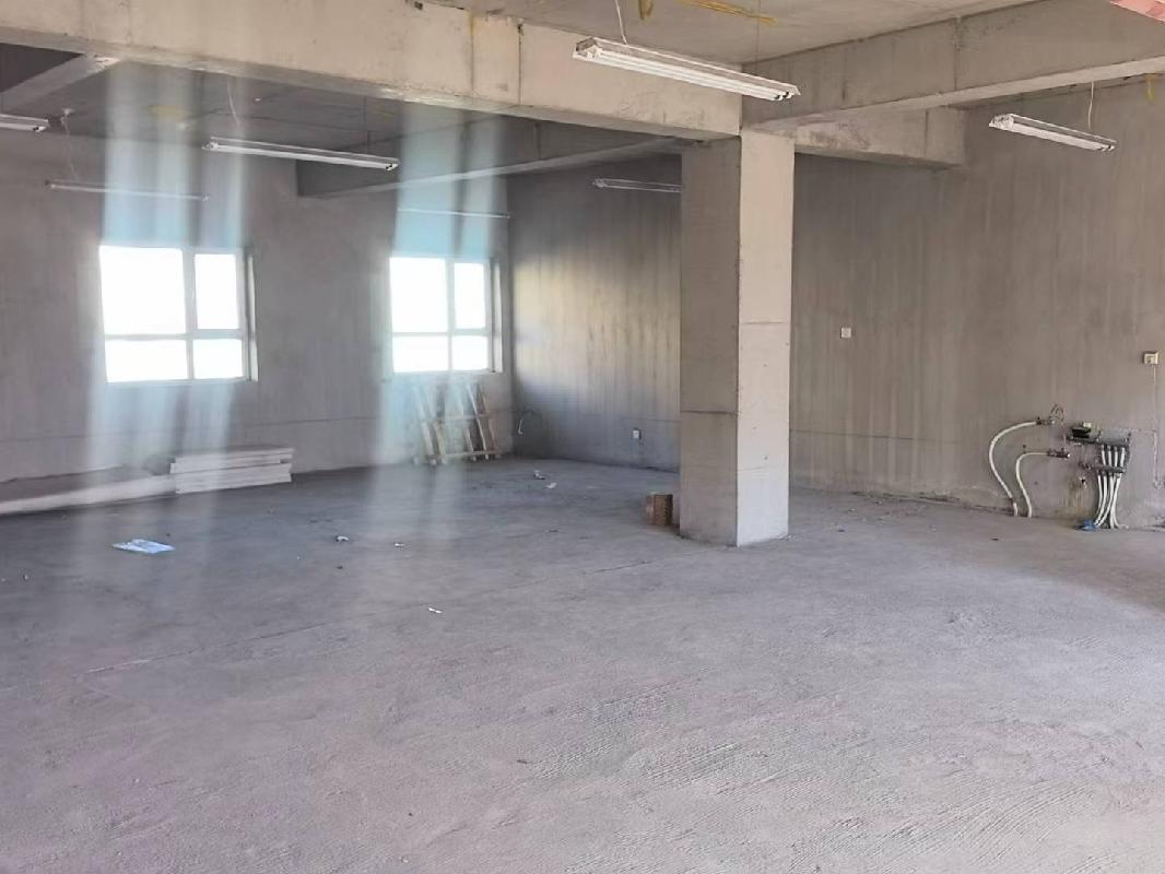 伊犁州财通位于伊宁市环城北路21号银城家苑四期3A底商住宅楼二层214号商铺约76㎡对外招租，租期三年