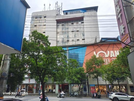 位于邵阳市大祥区红旗路56号5套商业房地产、双清区邵阳大道佘湖山新城 38#地块(华商新外滩 1#楼) 19 套商业房地产、1套住宅房地产及长沙市万家丽北路三段569号银港水晶城3套商业房地产(国资监测编号GR2026HN1003069)