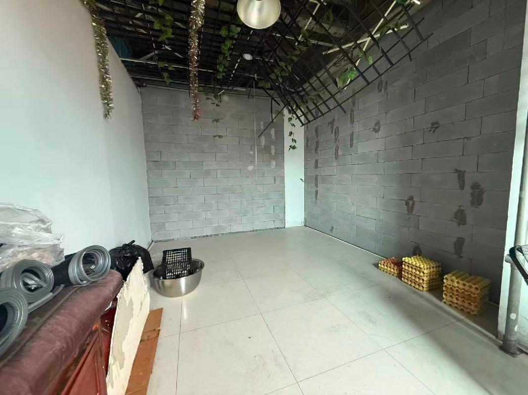 呼和浩特市回民区大寺北街45号内蒙古永泰物资贸易有限责任公司综合楼2层1021房产