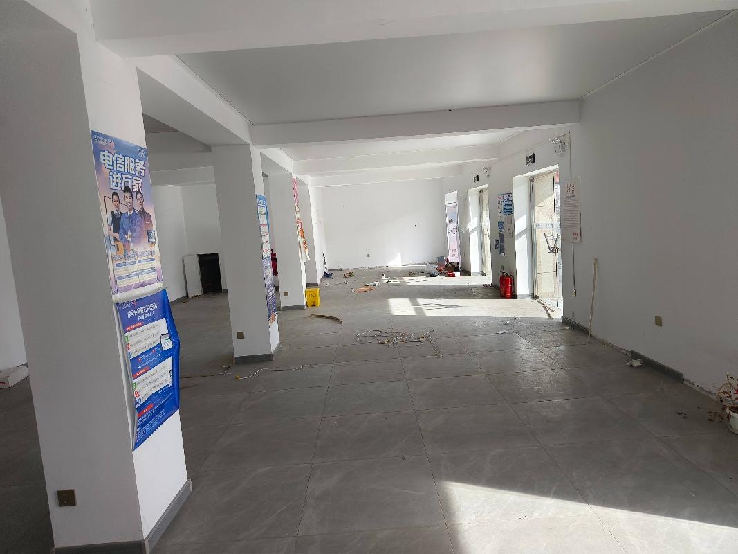 伊犁新华书店有限责任公司位于特克斯县阔布街一环一层商铺建筑面积约285㎡对外招租，租期三年