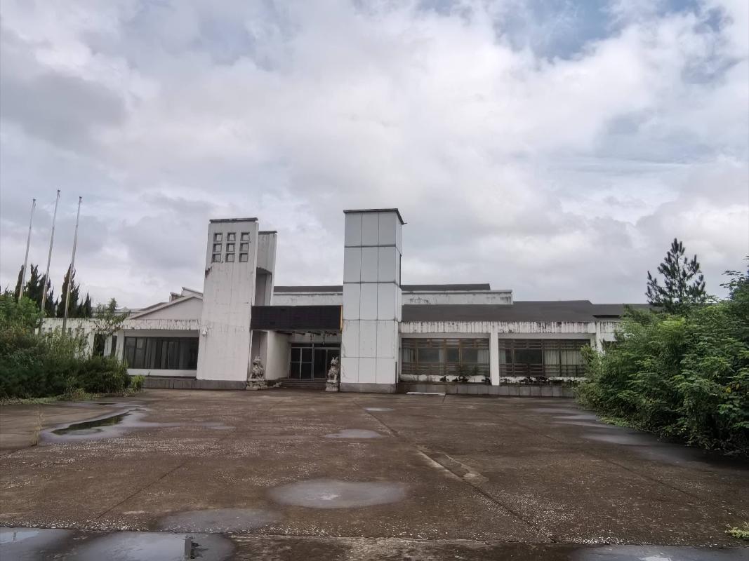 无为市姚沟镇南湖村姚沟支路南侧、北侧（安徽聚盈新能源有限公司B区1-7幢、A区1-4幢）综合楼、厂房等及土地使用权出租公告(国资监测编号GR2026AH2002388)