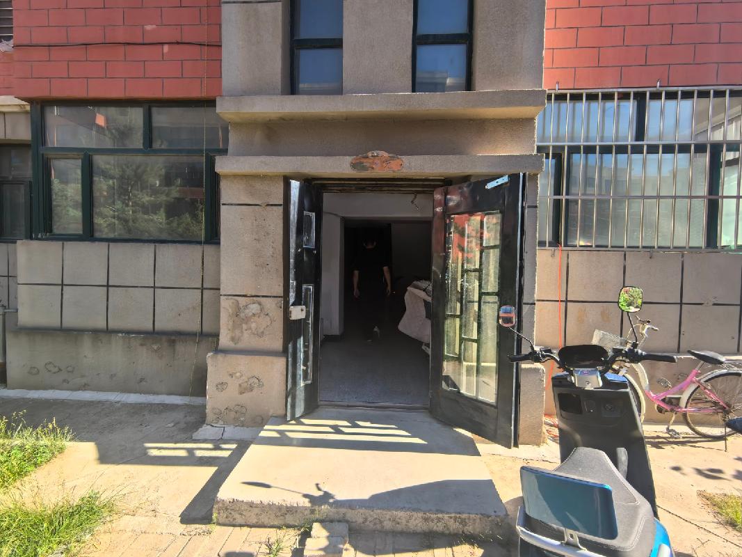 呼市和林格尔县城关镇蓝山国际C8号楼1单元1层102号住宅转让（和林环投公司）(国资监测编号GR2026NM1004180)