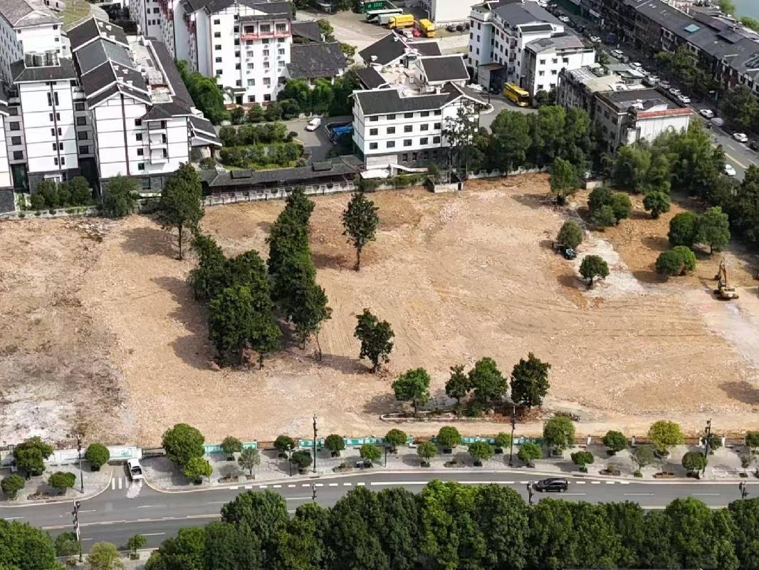 张家界市武陵源区军地坪街道桂花路与武陵路交汇处17,492.28m2商服用地出租(国资监测编号GR2026HN1003146)