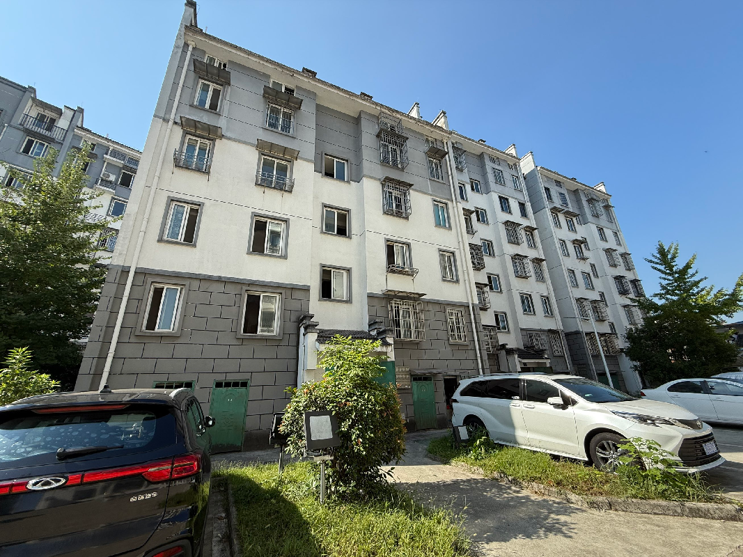 黄山市屯溪区油山路3号龙山花园东苑18套住宅房产转让公告(国资监测编号GR2026AH2002423)