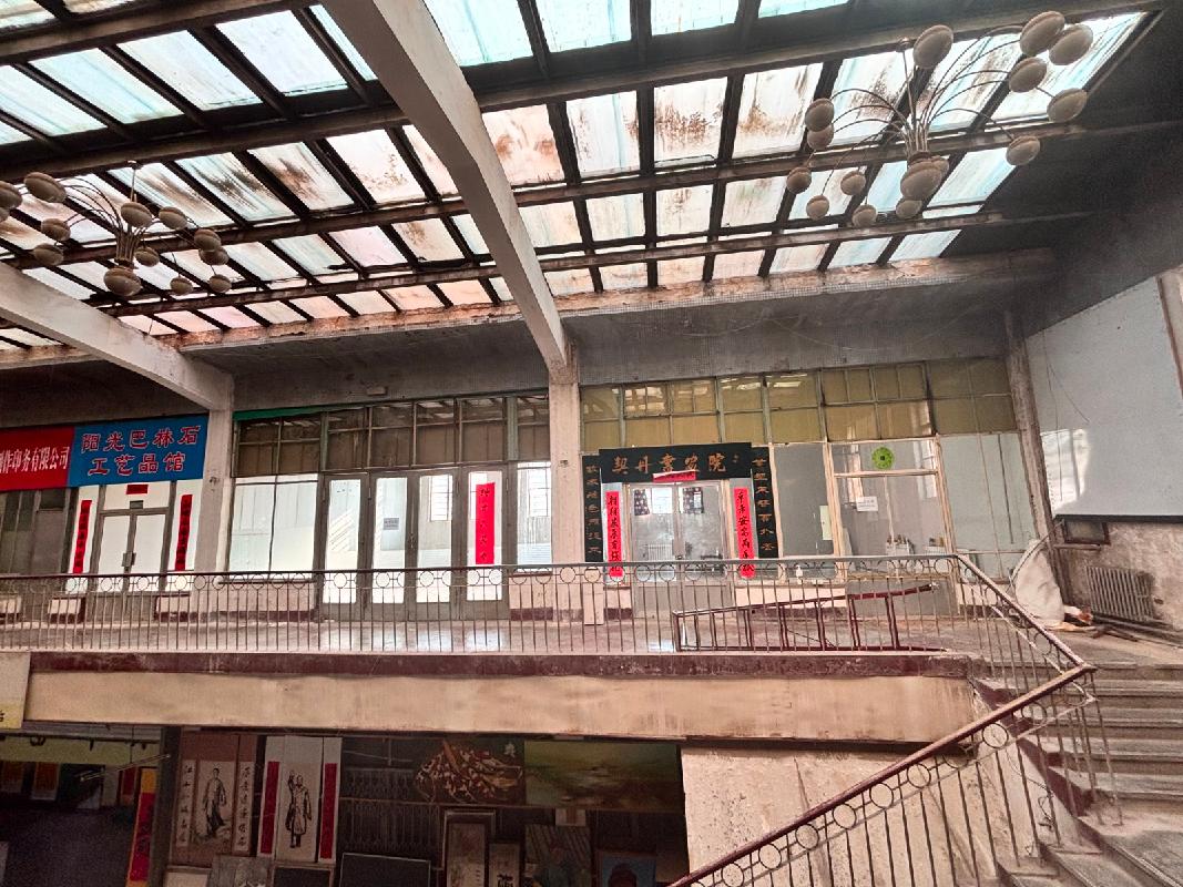 赤峰市红山区钢铁街与昭乌达路交汇处钟楼东侧巴林石商城2楼3间房屋出租（年租金底价10662元，租期1年）