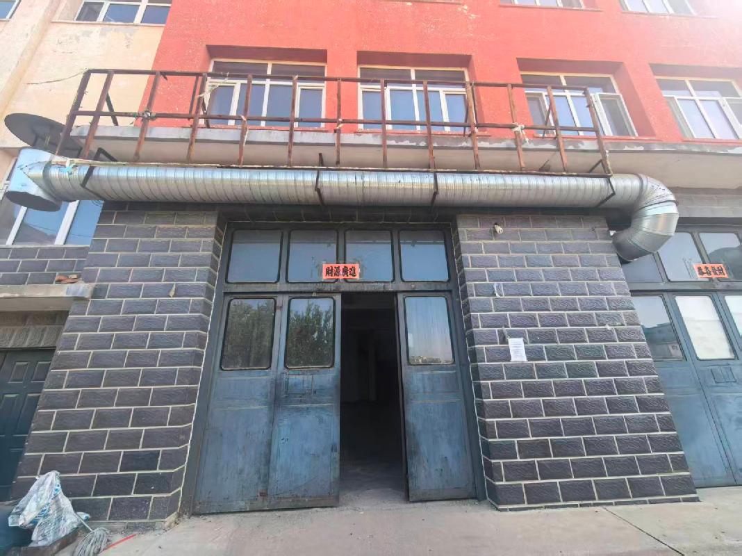 赤峰市宁城县天义镇园林路南段西侧铁西物流园区汽修综合楼D座102号房产出租（年租金底价10700元，租期1年）