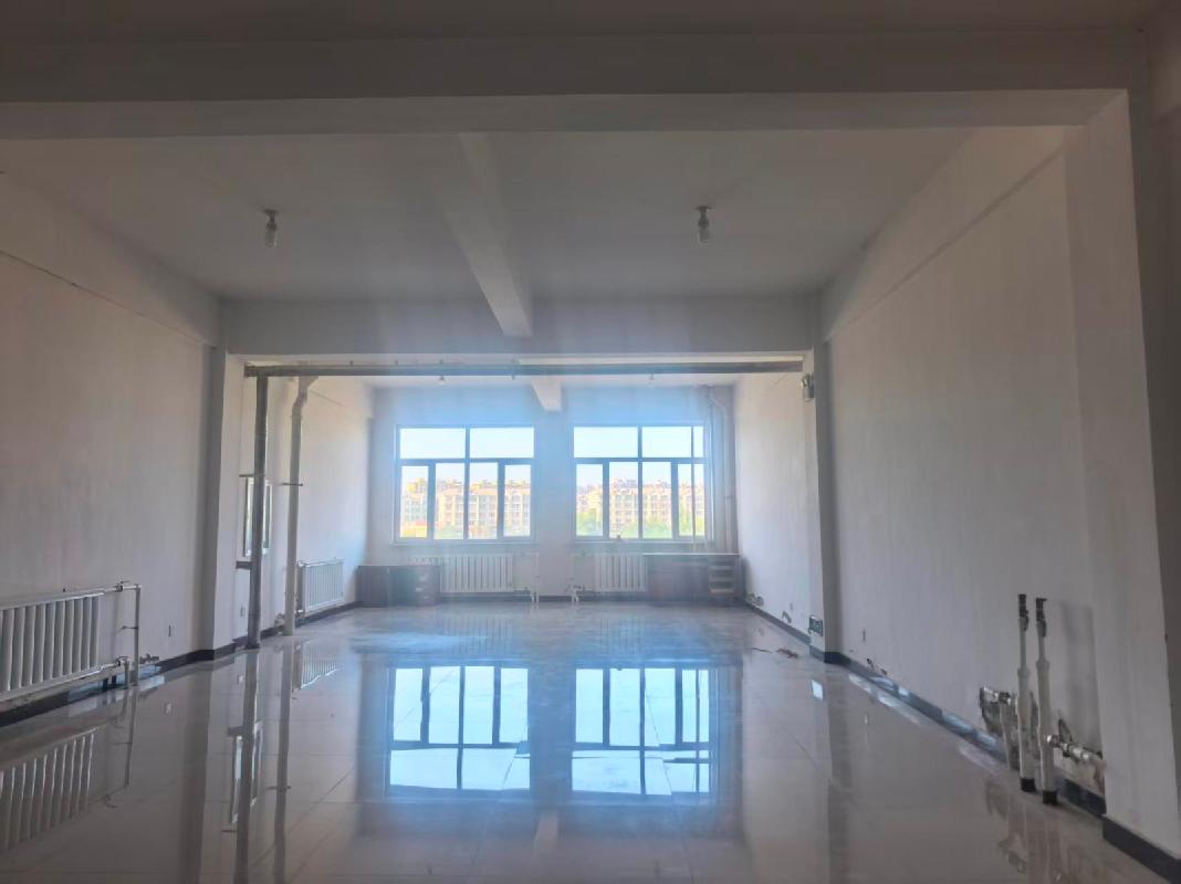 赤峰市宁城县天义镇园林路南段西侧铁西物流园区汽修综合楼D座104号房产出租（年租金底价11200元，租期1年）