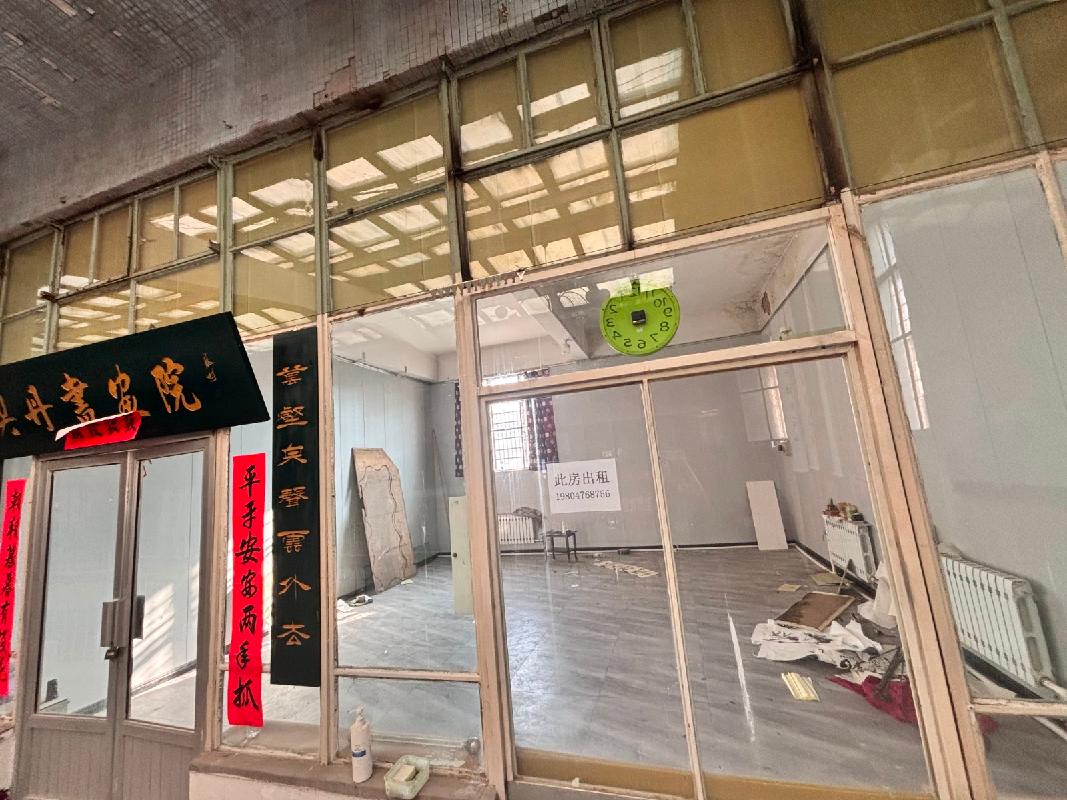 赤峰市红山区钢铁街与昭乌达路交汇处钟楼东侧巴林石商城2楼3间房屋出租（年租金底价10662元，租期1年）