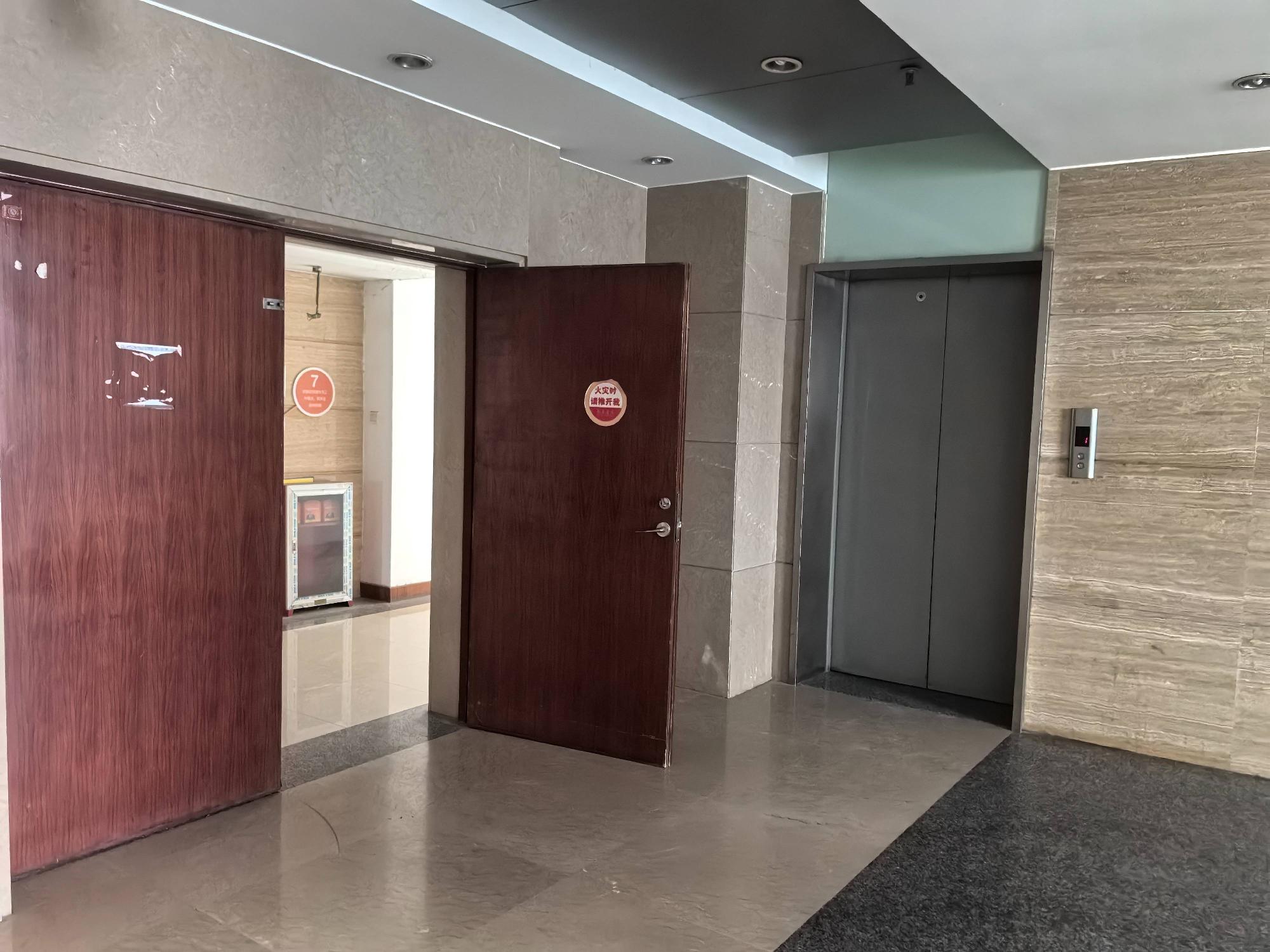书城商务大厦19层招租公告