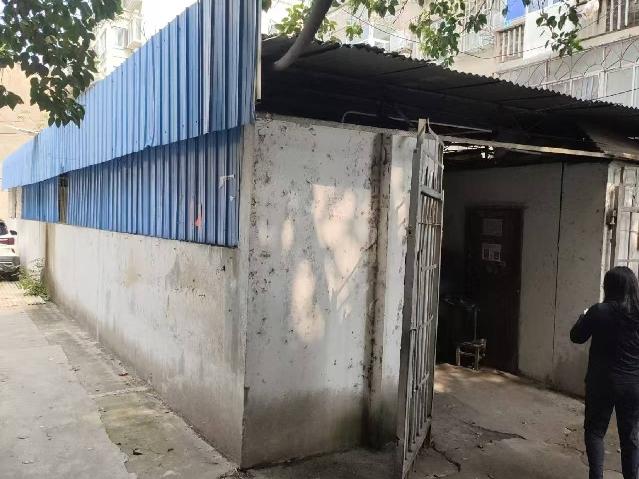 繁荣路北侧其管理小区内车棚招租公告