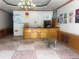 新疆巩乃斯种羊场有限公司位于伊宁市英阿亚提街85号原驻伊办公楼2-5层约2043.94㎡对外招租，租期八年
