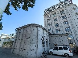 伊宁县国有资产投资经营有限公司位于伊宁县三区五道桥路东侧原信访局办公楼约567.32㎡对外招租，租期五年