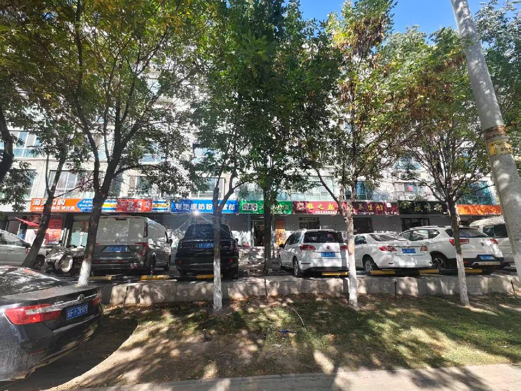 新疆水发智慧服务有限公司伊宁市分公司位于伊宁市山东路伊河苑小区1号楼十套沿街住宅约927㎡对外招租，租期三年