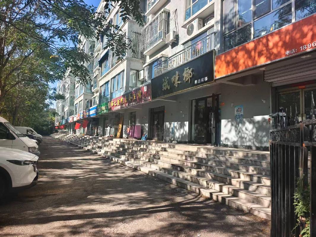新疆水发智慧服务有限公司伊宁市分公司位于伊宁市山东路伊河苑小区1号楼十套沿街住宅约927㎡对外招租，租期三年