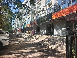 新疆水发智慧服务有限公司伊宁市分公司位于伊宁市山东路伊河苑小区1号楼十套沿街住宅约927㎡对外招租，租期三年