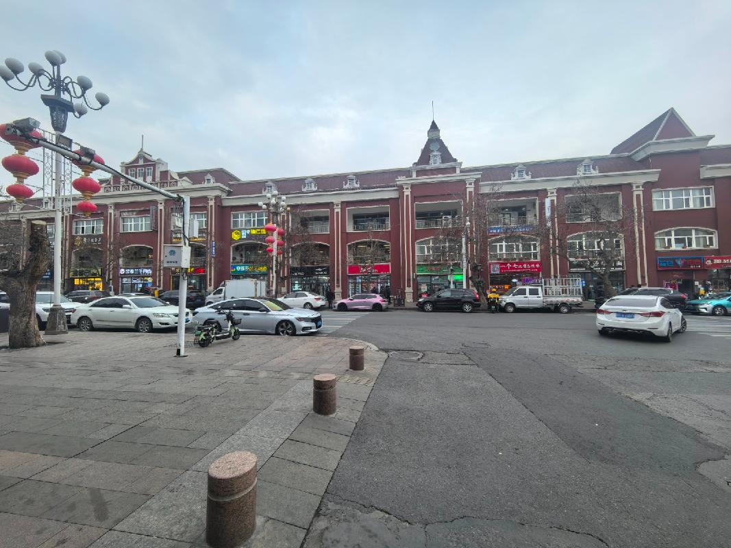 霍尔果斯出入境边防检查站位于霍尔果斯市亚欧南路1号一栋临街商铺（9491.98㎡）对外招租，租期五年