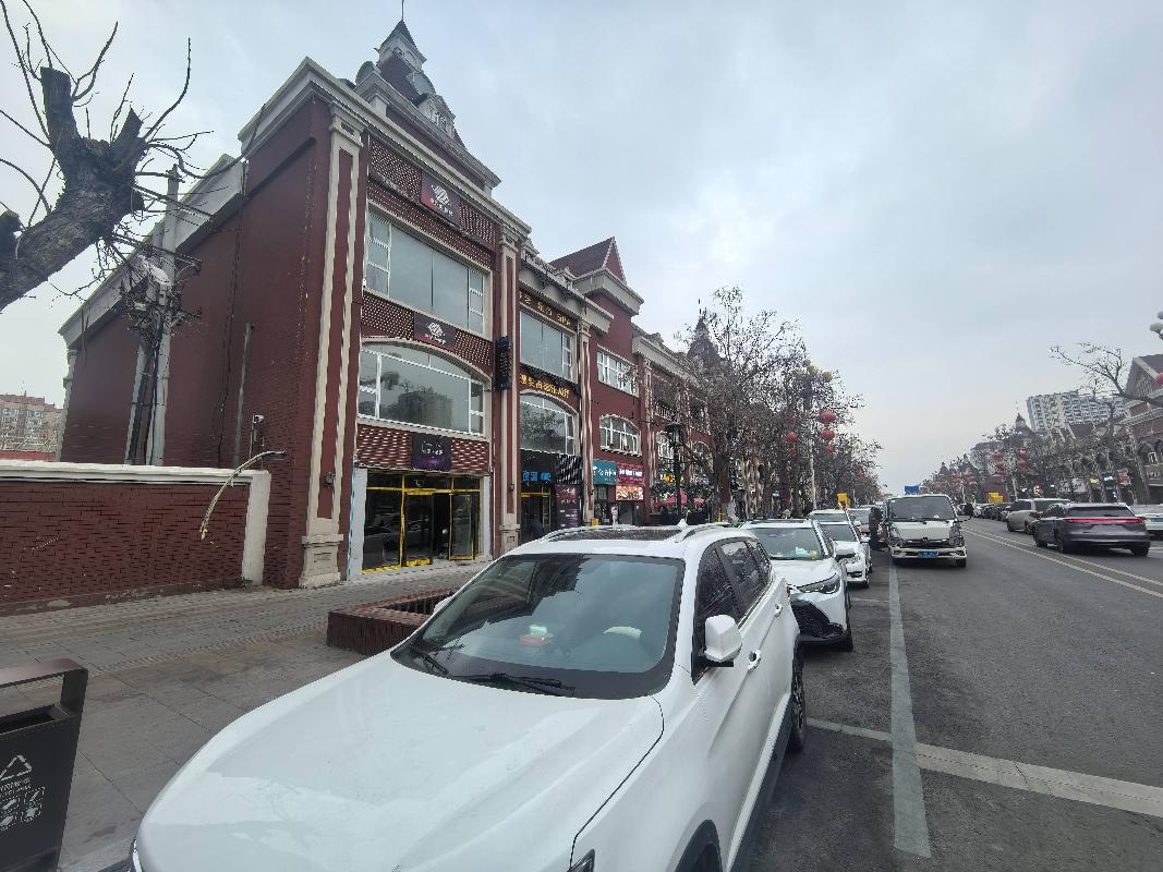霍尔果斯出入境边防检查站位于霍尔果斯市亚欧南路1号一栋临街商铺（9491.98㎡）对外招租，租期五年