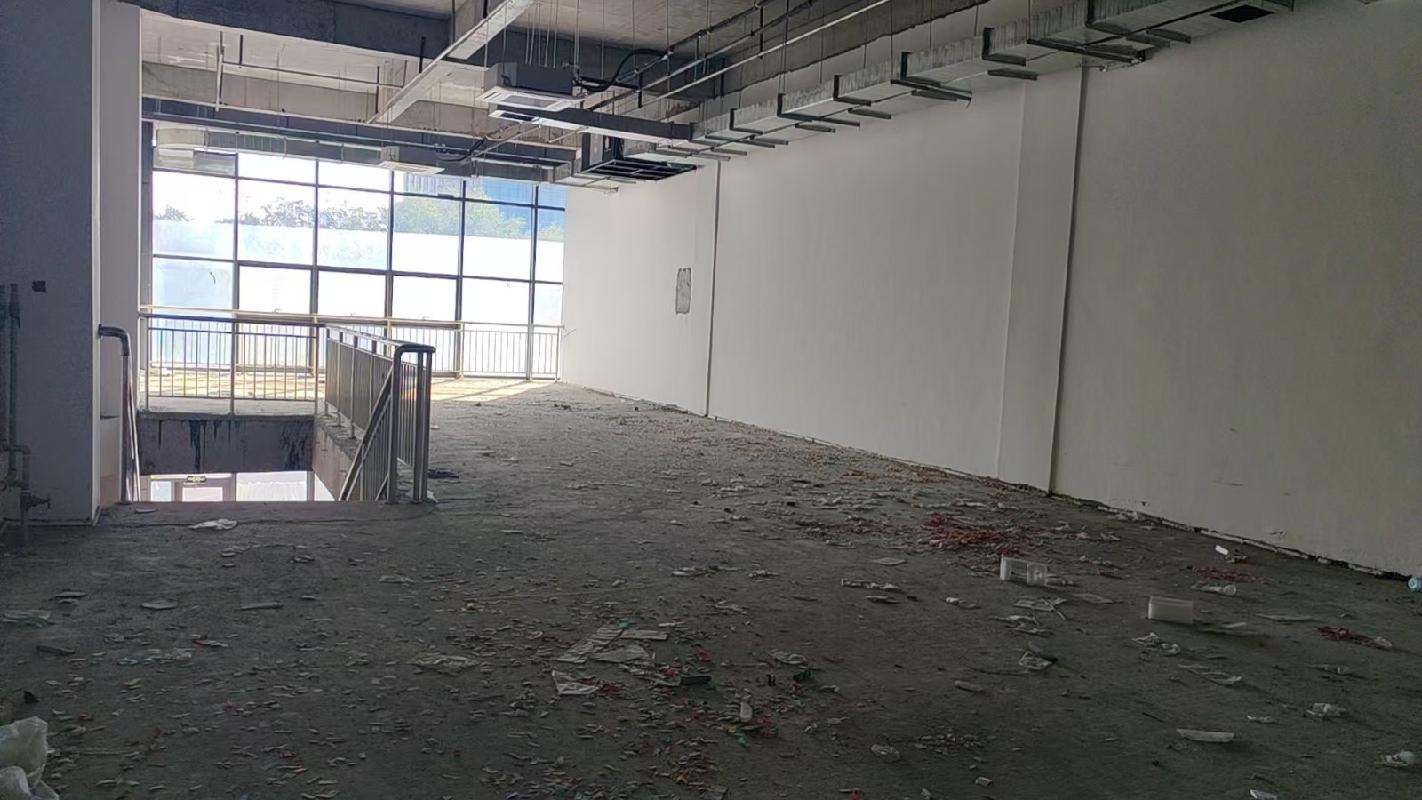 奎屯市国有资产投资集团有限责任公司位于综合客运站团结南街9-2号商铺450.7㎡对外招租（租期3年）