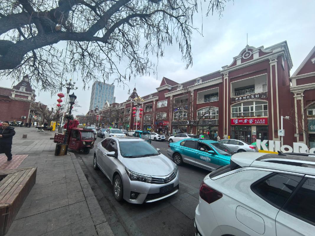 霍尔果斯出入境边防检查站位于霍尔果斯市亚欧南路1号一栋临街商铺（9491.98㎡）对外招租，租期五年