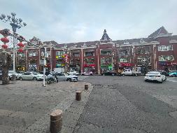 霍尔果斯出入境边防检查站位于霍尔果斯市亚欧南路1号一栋临街商铺（9491.98㎡）对外招租，租期五年