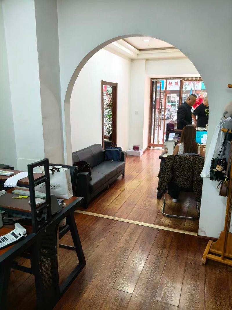 赤峰市红山区长青街以北，十小胡同以西的42号楼111号1层大厅东侧房屋出租（年租金底价30100.00元，租期4年）(国资监测编号GR2026NM1004762)