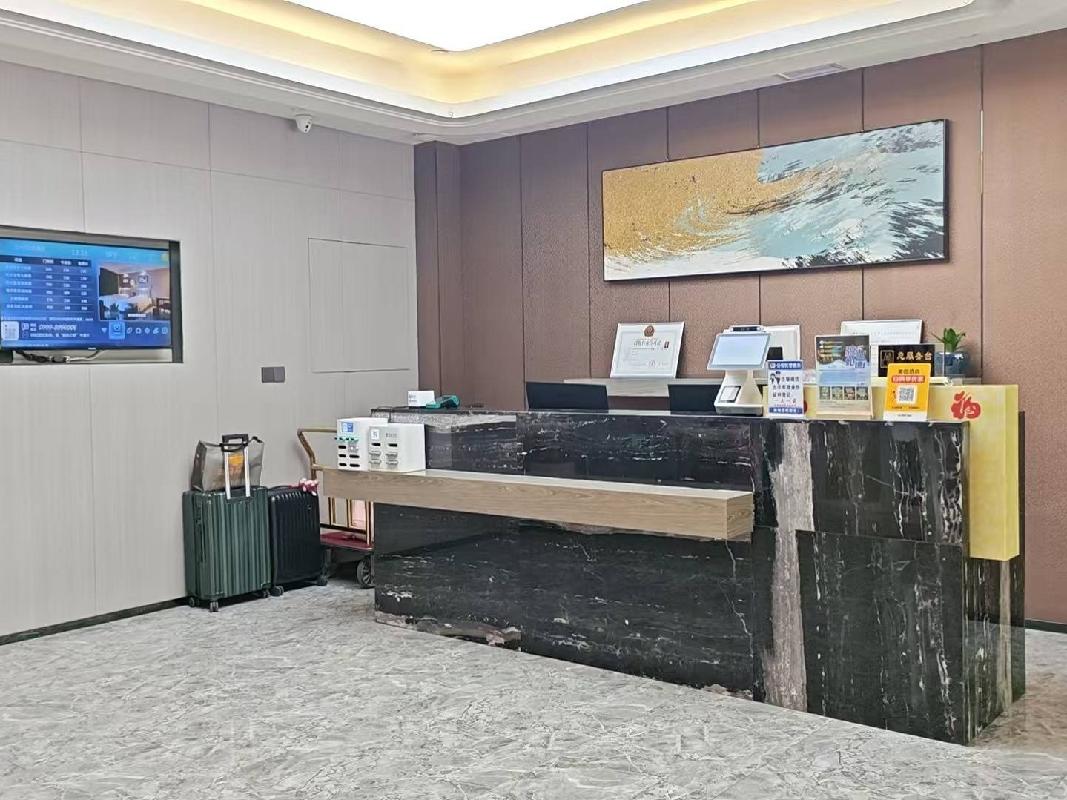 新疆伊犁花城宾馆有限责任公司位于伊宁市公园大街30号阳光花城酒店客房约2200㎡对外招租，租期十年