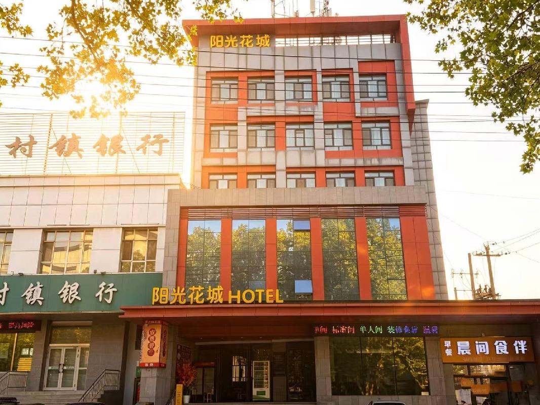 新疆伊犁花城宾馆有限责任公司位于伊宁市公园大街30号阳光花城酒店客房约2200㎡对外招租，租期十年