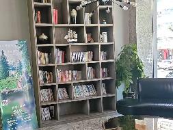 新疆伊犁花城宾馆有限责任公司位于伊宁市公园大街30号阳光花城酒店客房约2200㎡对外招租，租期十年